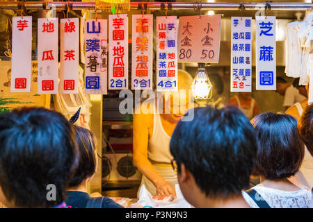 JIUFEN, TAIWAN - 17. August: Taiwanesische Personen außerhalb einer berühmten Kloß shop in Jiufen Altstadt steht am 17. August 2014 in Jiufen Stockfoto