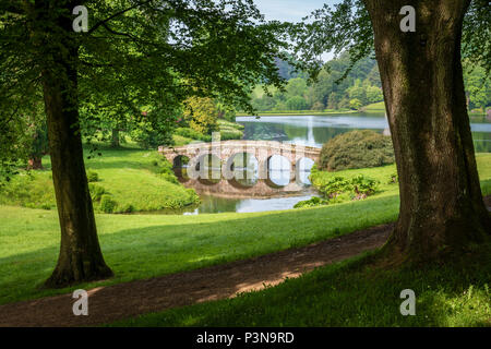 Die Brücke über den See an Stourhead Stockfoto