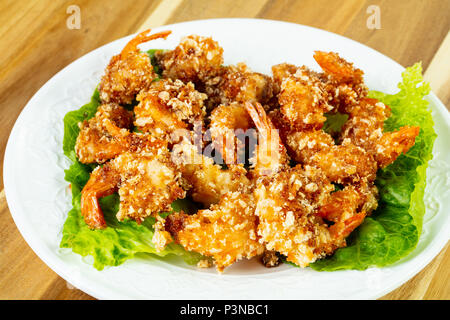 Teig Garnelen mit Salat Stockfoto