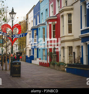 London, UK, Dezember 2017. Typische farbigen Reihenhäusern in der Portobello Road in Notting Hill. Quadratischen Format. Stockfoto