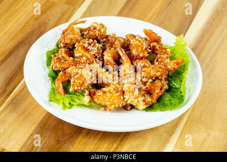 Teig Garnelen mit Salat Stockfoto