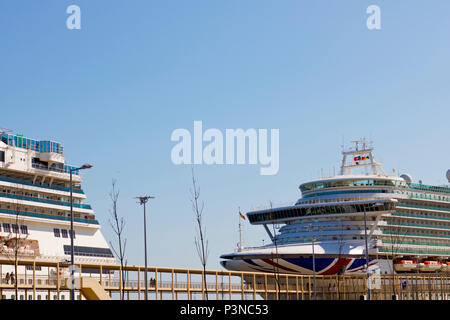 Schiffe und Passegler am Kreuzfahrtterminal von Lissabon. Portugal Stockfoto