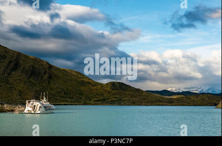 Touristische Katamaran am Pier am Lago Pehoe, Lago Pehoe, Transport zum Torres del Paine Nationalpark wandern, Patagonien, Chile, Südamerika Stockfoto