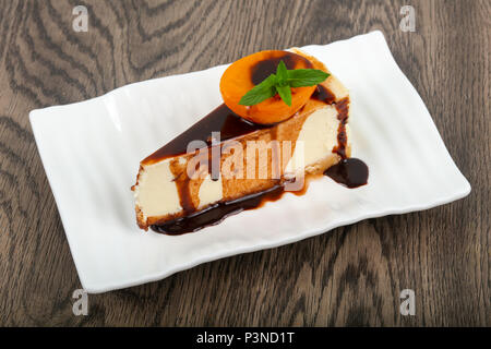 Käsekuchen mit Schokolade und Aprikose Stockfoto