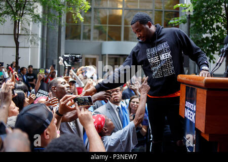 Philadelphia, USA. 18 Juni, 2018. Rapper sanftmütigen Mühle grüßt Fans auf einer Kundgebung vor dem Gerichtsgebäude, wo er heute gibt, weiterhin einen neuen Versuch auf Gebühren, die er für ein Jahrzehnt gekämpft zu suchen. Quelle: Michael Candelori/Pacific Press/Alamy leben Nachrichten Stockfoto