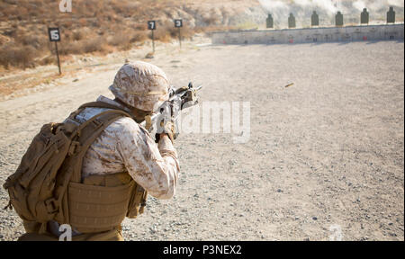 Lance Cpl. Kalin A. Mamales Brände an Ziele bei der Bekämpfung der Treffsicherheit Kurs für jährliche Infanterie 1st Marine Division Squad Wettbewerbe. Der Wettbewerb gruben Squads aus dem 1., 5. und 7. Marine Regimenter zusammen mit einem von einer leichten Armored Reconnaissance Bataillon gegen Treffsicherheit, körperliche Fitness und Squad-level Taktik. Mamales, der den zweiten Platz in der Treffsicherheit Wettbewerb und ein Eingeborener von Salt Lake City, Utah, ist ein rifleman mit Firma A, 3 Light Armored Reconnaissance Bataillon, 1st Marine Division. (U.S. Marine Corps Foto von Lance Cpl. Justin E.B Stockfoto