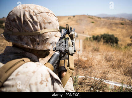 Lance Cpl. Kalin A. Mamales Brände eine Granate Runde aus einer M203 Granatwerfer während einem Kampf Treffsicherheit Kurs für jährliche Infanterie 1st Marine Division Squad Wettbewerbe. Der Wettbewerb gruben Squads aus dem 1., 5. und 7. Marine Regimenter zusammen mit einem von einer leichten Armored Reconnaissance Bataillon gegen Treffsicherheit, körperliche Fitness und Squad-level Taktik. Mamales, der den zweiten Platz in der Treffsicherheit Wettbewerb teilgenommen haben, ist ein Eingeborener von Salt Lake City und ein rifleman mit Firma A, 3 Light Armored Reconnaissance Bataillon, 1st Marine Division. (U.S. Marine Corps Ph Stockfoto