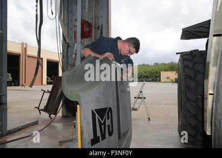 160707-N-ZZ 999-001 Santa Rita, Guam (7. Juli 2016) Konstruktionsmechaniker Constructionman Tatem Ackman, Naval Mobile Konstruktion Bataillon 133 Loslösung Guam zugeordnet, Reparaturen die Tür von einem Frontlader. (U.S. Marine Foto freigegeben von Elektroniker 3. Klasse Taylor Wells/Freigegeben) Stockfoto