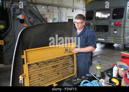 160707-N-ZZ 999-002 Santa Rita, Guam (7. Juli 2016) Konstruktionsmechaniker Constructionman Tatem Ackman, Naval Mobile Konstruktion Bataillon 133 Loslösung Guam zugeordnet, Reparaturen die Tür von einem Frontlader. (U.S. Marine Foto von Elektroniker 3. Klasse Taylor Wells/Freigegeben) Stockfoto