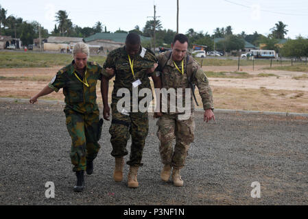 DAR-ES-SALAAM, Tansania - Niederländische Sgt. Maj. Moniek Van Vlijmen und US-Armee SPC. Ron Brossard, östlichen Accord 2016 Medical Support Team, Verkehr einen simulierten Unfall zu einer Rolle ein Bataillon Hilfe Station während eines taktischen Unfallversicherung care Übung in der tansanischen Peacekeeping Training Center, 15. Juli 2016, in Dar-es-Salaam, Tansania. Die niederländische, die ugandische und US-medizinisches Team unterstützt ca. 200 Mitarbeiter für die jährliche, kombiniert, gemeinsame militärische Übung, vereint neun Partner Nationen zu Praxis und Kenntnisse in der Durchführung von friedenserhaltenden Maßnahmen zeigen. (U.S. Air Force p Stockfoto