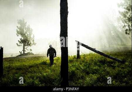 Ein Fort Polk Beobachter controller Trainer überwacht Massachusetts Army National Guard Soldaten aus Co.C, 1.BATAILLON, 182 Infanterie, wie sie Angriff ein Ziel auf peason Ridge, La., Freitag, 15. Juli 2016. Die Soldaten nahmen an einer 4-tägigen, Firma kombinierte Waffen live-fire Übung in drei Phasen: Übung, Unternehmen ausüben und abgeschlossen. Die Ausübung Herausforderungen der Kommandant, gleichzeitig zwei separate Ziele und gleichzeitig das Kommando und die Kontrolle über das Schlachtfeld. Die Massachusetts Infanteristen trat mehr als 5.000 Soldaten aus anderen stat Stockfoto