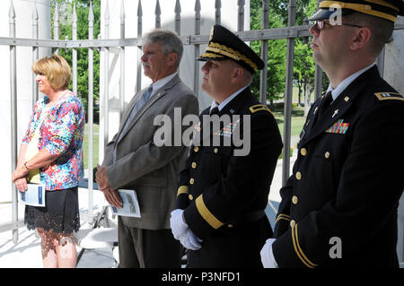 MARION, Ohio (16. Juli 2016) - Von links, Sherry, Halle, Harding Home- und Gedenkstätte Direktor, Dan Russel, Marion County Kommissar, Brig. Gen. Stephen E. Strand, stellvertretender Kommandierender General, 88th World unterstützt den Befehl, und Kap. (Capt.) Jonathan Anderson, 643Rd regionale Unterstützung Gruppe Kaplan, hören, wie Dr. Warren G. Harding III, Neffe von Präsident Warren G. Harding, während der wreathlaying Zeremonie für die 29 Präsidenten in Marion, Ohio, 16. Juli 2016 spricht. Stockfoto