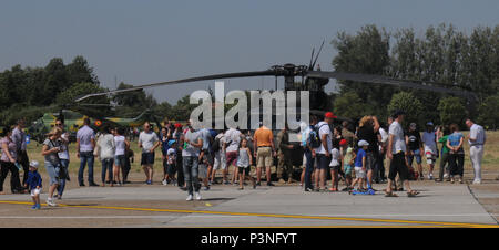 Rumänen versammeln sich um ein UH-60 Black Hawk Hubschrauber am 16. Juli 2016 während der Allgemeinen Luftfahrt Ausstellung am Flughafen Otopeni in Bukarest, Rumänien. Das Display, die mit rumänischen Feste und Drehflügler, kennzeichnete die amerikanische Hubschrauber, der in von Mihail Kogalniceanu Air Base, Rumänien flog. Der Hubschrauber und seine Crew sind in Rumänien als Teil der Atlantischen lösen, eine in den USA stationiert led Aufwand in Osteuropa auf die enge Beziehung zwischen den US-Partner und Verbündeten in der Region zu bekräftigen. Stockfoto