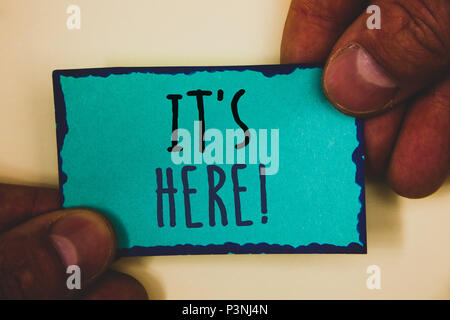 Wörter schreiben Texte Hier ist es motivierend. Business Konzept für in diesem Moment Sache oder des Ortes foundMan halten Holding türkis Hinweis blac Stockfoto