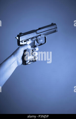 Woman's Hand mit automatische Pistole Gewehr. Stockfoto