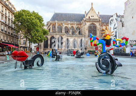 PARIS, Frankreich, 09. AUGUST 2017: Strawinsky Brunnen (1983) ist ein Brunnen mit 16 Skulpturen. Stockfoto