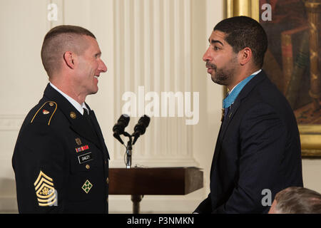 Us-Sgt. Maj. der Armee Daniel Täglich spricht mit Vor-Ehrenmedaille (MOH) Empfänger pensionierte US-Armee Kapitän Florent Groberg während einer MOH Zeremonie für pensionierte US-Armee Oberstleutnant Charles Wasserkocher an das Weiße Haus in Washington, D.C., den 18. Juli 2016. Wurden die Ehrenmedaille für seine Taten vergeben, während als Flight Commander an die 176 Unternehmen der Luftfahrtbranche (Airmobile) (leicht), 14 Combat Aviation Battalion, Americal Division zugeordnet. Then-Maj. Wasserkessel zeichnete sich in Kampfhandlungen in der Nähe von Duc Pho, Republik Vietnam, am 15. Mai 1967. Er führte ein platoon von UH-1D helico Stockfoto