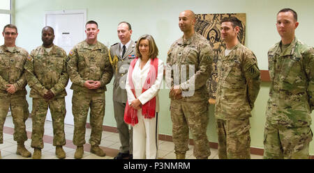 Französische Oberstleutnant Alain Moulia, Defence Attaché für die Französische Botschaft in Litauen, französischer Senator Hélène Conway-Mouret, ein Eingeborener von Annaba, Algerien, und Oberstleutnant Johnny A. Evans jr., Kommandant der 3. Bataillon, 69. Armor Regiment pose mit US-Soldaten in den 3 Mrd. zugewiesen., 69.. Rgmt. An der Großen Litauischen Hetman Jonusas Radvila Training Regiment in Rukla, Litauen, 16. Juli 2016. Die Soldaten des 3 Mrd.. Ein Training mit ihren Ostsee Verbündeten zur Unterstützung der Operation Atlantic lösen, eine in den USA führen in Europa durchgeführt werden US-Engagement für die Kollektive zu demonstrieren Stockfoto