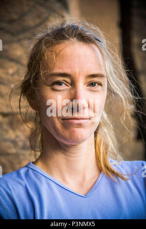 Porträt von einem nahen alt Frau draußen vor einer Felswand, Vantage, Washington, USA. Stockfoto
