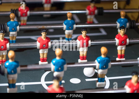 Tischfußball Kicker mit Miniatur Spieler Stockfoto
