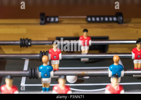 Tischfußball Kicker mit Miniatur Spieler Stockfoto