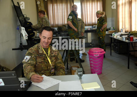 DAR-ES-SALAAM, Tansania - US-Armee SPC. Ron Brossard, östlichen Accord 2016 Medical support team Medic, schreibt Hinweise zum Einchecken eines Patienten in ein Blatt am Tansanischen Peacekeeping Training Center, 15. Juli 2016, in Dar-es-Salaam, Tansania. Die niederländische, die ugandische und US-medizinisches Team unterstützt ca. 200 Mitarbeiter für die jährliche, kombiniert, gemeinsame militärische Übung, vereint neun Partner Nationen zu Praxis und Kenntnisse in der Durchführung von friedenserhaltenden Maßnahmen zeigen. (U.S. Air Force Foto: Staff Sgt. Tiffany DeNault) Stockfoto