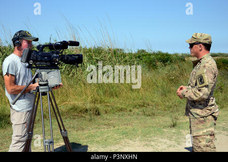 Schulung Support Specialist Vincenzo Vitiello, vom 7 Ministerausschusses für TSC Livorno, Interviews Staff Sgt. Kohlby Hollingsworth, Schlacht, 2-503 rd Infanterie, 173Rd Airborne Brigade, 20. Juli 2016, während einer kurzen Strecke Treffsicherheit Ausbildung bei Foce Reno in Italien. (Foto von Elena Baladellireleased). Stockfoto