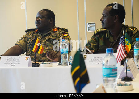 Ugandan People's Defence Force der Chef der Brig. Gen. Francis Takirwa bietet einleitenden Bemerkungen während der Östlichen Accord 2016 regionalen Führungskräfte Seminar in Dar es Salaam, Tansania, 21. Juli statt. Die RLS sammelt regionale Führungskräfte zusammen gemeinsam Themen, Herausforderungen und Bedrohungen in einem offenen Forum, wo offener Dialog zwischen den Teilnehmern angeregt wird, zu diskutieren. Stockfoto