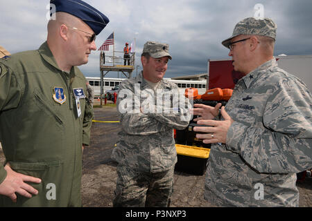 Brig. Gen. Jesse T. Simmons, jr., der Georgien National Guard assistant Adjutant General für Luft-, Rechts- und Oberst Thomas Grabowski, der Stellvertretende Wing Commander, 116. Air Control Wing, Robins Air Force Base, Ga, Links, Besuch mit Oberstleutnant K. Spisso, der PATRIOT Nord 2016 Executive Director, während eines berühmten Besucher Tour an der National Guard Training übung PATRIOT Nord 2016, Knaack Feld Air National Guard Base, Wisc., 20. Juli 2016. PATRIOT ist eine jährliche Übung bei Volk Feld gehalten, um die Funktionalität der National Guard zu prüfen und zu entwickeln Arbeitsbeziehungen mit Ersthelfern und Regierung Stockfoto