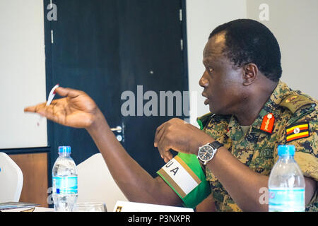 Ugandische Generalmajor Ben Francis Okello, leitende Vertreter der Afrikanischen Union, bietet einleitenden Bemerkungen während der Östlichen Accord 2016 regionalen Führungskräfte Seminar in Dar es Salaam, Tansania, 21. Juli statt. Die RLS sammelt regionale Führungskräfte zusammen gemeinsam Themen, Herausforderungen und Bedrohungen in einem offenen Forum, wo offener Dialog zwischen den Teilnehmern angeregt wird, zu diskutieren. Stockfoto