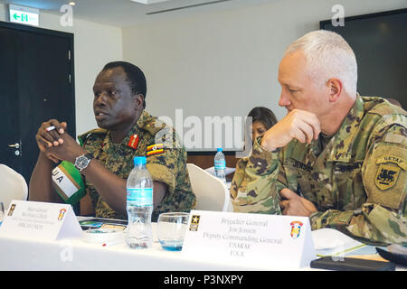 Ugandische Generalmajor Ben Francis Okello, leitende Vertreter der Afrikanischen Union, bietet einleitenden Bemerkungen während der US-Armee Brig. Gen. Jon Jensen, US-Armee Afrika stellvertretender Kommandant, hört am östlichen Accord 2016 regionalen Führungskräfte Seminar in Dar es Salaam, Tansania, 21. Juli statt. Die RLS sammelt regionale Führungskräfte zusammen gemeinsam Themen, Herausforderungen und Bedrohungen in einem offenen Forum, wo offener Dialog zwischen den Teilnehmern angeregt wird, zu diskutieren. Stockfoto