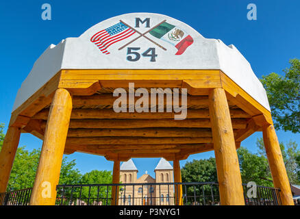 New York, Mesilla, Old Mesilla Plaza, Musikpavillon, Basilika San Albino im Hintergrund Stockfoto