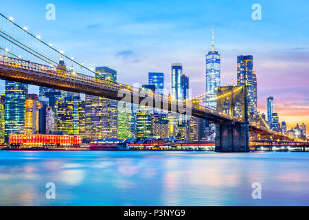 Brooklyn Bridge und Lower Manhattan Skyline in der Dämmerung