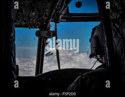 U.S. Army Reserve Chief Warrant Officer 3 Brian Pavlik, 1-214 th Allgemeine Unterstützung Aviation Battalion, Bravo Company, hält ein wachsames Auge während einer Überführung in der Nähe von Mount Rainier, Washington, an Bord eines CH-47 Chinook, 22. Juli 2016. Die 1-214 th GSAB, hat eine einzigartige Mission, gehört die Arbeit mit dem Washington National Park und bietet Unterstützung für die Such- und Rettungsaktionen sowie Fire Rescue Missionen in der Region. (U.S. Armee Foto von Master Sgt. Marisol Walker/Freigegeben) Stockfoto