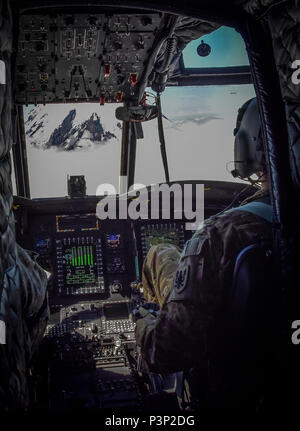 U.S. Army Reserve Chief Warrant Officer 3 Brian Pavlik, 1-214 th Allgemeine Unterstützung Aviation Battalion, Bravo Company, hält ein wachsames Auge während einer Überführung in der Nähe von Mount Rainier, Washington, an Bord eines CH-47 Chinook, 22. Juli 2016. Die 1-214 th GSAB, hat eine einzigartige Mission, gehört die Arbeit mit dem Washington National Park und bietet Unterstützung für die Such- und Rettungsaktionen sowie Fire Rescue Missionen in der Region. (U.S. Armee Foto von Master Sgt. Marisol Walker/Freigegeben) Stockfoto