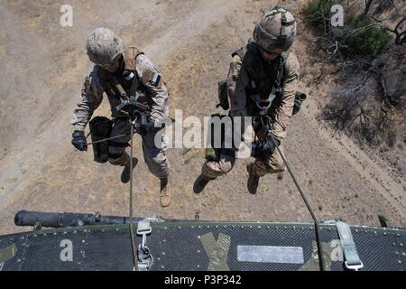 San Diego (22 Juli 2016) - die Chilenische 1 Fallschirmjäger Bataillon Soldaten und Mitglieder vom 2.Bataillon, Royal 22 Régiment, Durchführung Hubschrauber insertion Abseilen aus der Royal Canadian Air Force CH-146 Griffon Hubschrauber während der Pacific Rim 2016 in Camp Pendleton in San Diego, Calif., 22. Juli 2016. Die weltweit größte internationale maritime Übung RIMPAC bietet eine einzigartige Gelegenheit, dass Training hilft den Teilnehmern fördern und die kooperativen Beziehungen, die für die Gewährleistung der Sicherheit der Seewege und die Sicherheit auf den Weltmeeren kritisch sind. (Foto: Sgt Marc-André Gau Stockfoto