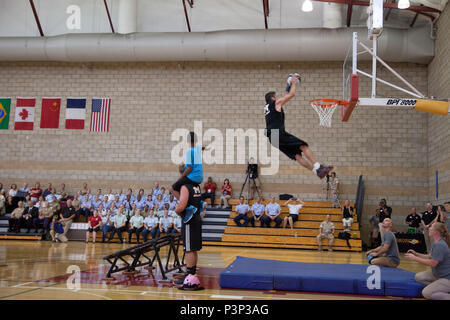 Mitglieder der TNT-Dunk Squad eine Routine während der 2016 Conseil International du Sport Militaire (CISM) Eröffnung am Camp Pendleton, Calif., 25. Juli 2016 durchzuführen. CISM Meisterschaften gehostet werden rund um die Welt und eine Allee für die Vereinigten Staaten geben das positive Image mit wertvollen militärische Engagement durch Sport zu projizieren. (U.S. Marine Corps Foto von Cpl. Tyler S. Dietrich) Stockfoto