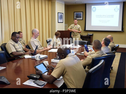 GREAT LAKES, Illinois (20 Juli 2016) - Lt.Cmdr. Michael Keppen, Direktor der Ausbildung curriculum Manager für Naval Service Training Command (NSTC) spricht zu Flotte, Kraft- und Command Master Chiefs während einen eingetragenen Vorstand Berater (Große Beschwerdekammer) Konferenz am Training Befehl Rekrutieren (RTC) auf der Naval Station Great Lakes, 20. Juli statt. Keppen erklärt der Fortschritt einer Nstc und Master Petty Angebot der Marine eSailor Initiative für Rekruten bei RTC. Die Konferenz, bewirtet durch NSTC in der USS Iowa RTC zentrale Komplex, eine Chance für die Master Chiefs war nur Boot Camp und ob der Marine zurückzukehren. Stockfoto