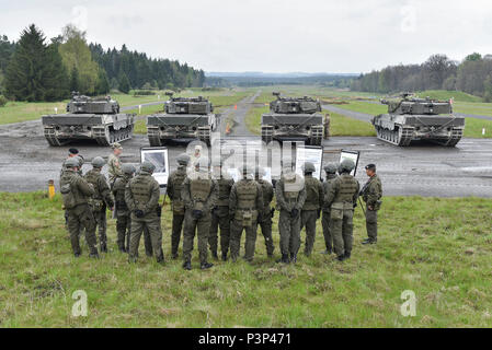 Österreichische Soldaten mit dem Bundesheer-Platoon bekommen vor der Durchführung einer defensiven Fahrspur, während die starken Europa Tank Challenge (SETC) bei der 7. Armee Befehl Grafenwöhr Training Trainingsbereich, Grafenwöhr, Deutschland, 8. Mai 2017 informiert. Die starke Europa Tank Challenge (SETC) ist von US-Army in Europa und die deutsche Armee, 7.-12. Mai 2017 Co-Gastgeber. Der Wettbewerb wurde entwickelt, um eine dynamische Präsenz-Projekt, militärische Partnerschaft zu fördern, Förderung der Interoperabilität und bietet eine Umgebung für den Austausch von Taktiken, Techniken und Verfahren. Züge aus sechs Nationen der NATO und Partner sind der Stockfoto