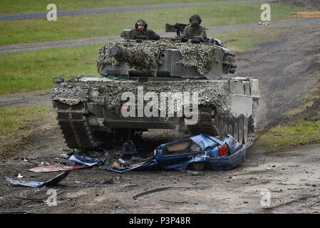 Eine österreichische Leopard 2A4 Tank, der bundesheeres Platoon, zerquetscht Auto als Teil der Präzision der Fahrbahn, während die starke Europa Tank Herausforderung (SETC), an der 7. Armee Befehl Grafenwöhr Training Area, Grafenwöhr, Deutschland, 8. Mai 2017. Die setc wird gemeinsam von der US-Army in Europa und der Deutschen Armee, Mai 7-12, 2017 gehostet wird. Der Wettbewerb soll eine dynamische Präsenz, Förderung der militärischen Partnerschaft Projekt, die Interoperabilität zu fördern, und bietet eine Umgebung für die gemeinsame Nutzung von Taktiken, Techniken und Verfahren, Platoons aus sechs NATO- und Partnerstaaten sind im Wettbewerb. Stockfoto