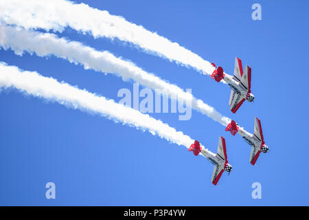 Die Aeroshell aerobatic Team führt während der South Carolina National Guard in der Luft und am Boden Expo bei McEntire Joint National Guard Base, South Carolina, 7. Mai 2017. Diese Expo ist eine kombinierte Waffen Demonstration der Fähigkeiten von South Carolina National Guard Flieger und Soldaten und sagen Danke für die Unterstützung von Kollegen Südcarolinians und der umgebenden Gemeinschaft. Stockfoto