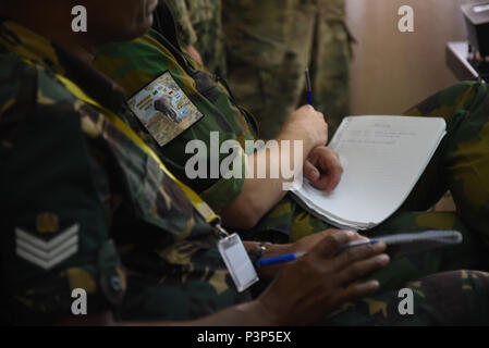 DAR-ES-SALAAM, Tansania - Niederländisch, Tansania und Uganda Übung die Teilnehmer besuchen einen Zähler - Improvised Explosive Device Kurs an der tansanischen Peacekeeping Training Center, wie effektiv zu bekämpfen Ied auf der operativen Ebene während der Östlichen Accord 2016 am 14. Juli 2016 lernen, Dar es Salaam, Tansania. EA 16 ist eine jährliche, kombiniert, gemeinsame militärische Übung, die zusammen bringt Partner Nationen zu Praxis und Kenntnisse in der Durchführung von friedenserhaltenden Maßnahmen zeigen. (U.S. Air Force Foto: Staff Sgt. Tiffany DeNault) Stockfoto