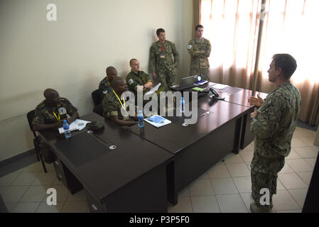 DAR-ES-SALAAM, Tansania - US Navy Lieutenant Allan Lucas, Task Force Sparta die Beseitigung von Explosivstoffen platoon Leader bei Combined Joint Task Force-Horn von Afrika, beauftragt einen Teil eines Zählers - Improvised Explosive Device Kurs Niederländisch, Tansania und Uganda Übung die Teilnehmer während der Östlichen Accord 2016, an der tansanischen Peacekeeping Training Center, in Dar-es-Salaam, Tansania. EA 16 ist eine jährliche, kombiniert, gemeinsame militärische Übung, die zusammen bringt Partner Nationen zu Praxis und Kenntnisse in der Durchführung von friedenserhaltenden Maßnahmen zeigen. (U.S. Air Force Foto: Staff Sgt. Tiffany DeNa Stockfoto