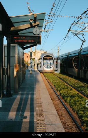 Griechenland - Juli 23, 2013: Paralia Glyfadas tram station Stockfoto