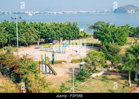 Bunte Kinderspielplatz Park und Fateh Sagar See in Udaipur, Indien Stockfoto