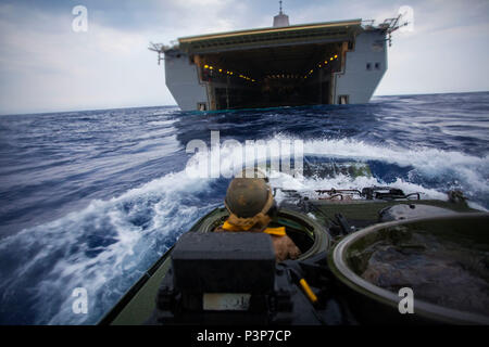 160718-M-OI 464-373 PAZIFISCHEN OZEAN (Juli, 18, 2016) - US Marine Lance Cpl. Ryley Süße treibt einen Angriff Amphibienfahrzeug auf die USS San Diego, 18. Juli 2016, vor der Küste von Hawaii. Süße und andere Marines mit III Marine Expeditionary Force sind an Rim der Pazifik 2016, eine multinationale militärische Übung, vom 29. Juni bis 8. August in und um den Hawaiianischen Inseln. Die Marines von III MEF trainieren das ganze Jahr über engere Partnerschaften mit den Verbündeten in der gesamten Asien-Pazifik-Region zu entwickeln. Süß, ein Eingeborener von Kansas City, Missouri, ist ein Angriff Amphibienfahrzeug Treiber mit bekämpfen Stockfoto