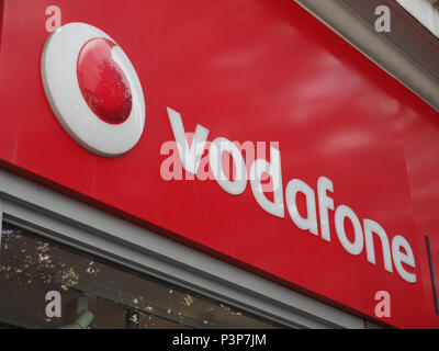 BELFAST, Großbritannien - ca. Juni 2018: Vodafone Storefront Stockfoto