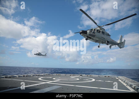 160718-N-CA 112-001 PAZIFISCHER OZEAN (18 Juli 2016) Hubschrauber an chinesischen Schiff der Marine Fregatte multirole Hengshui (572) Besuchen, Board, Durchsuchung und Beschlagnahme Teams der Chinesischen Marine tragen geführte-missile destroyer Xi'an (153) Während der Pacific Rim eine maritime Verbot Ereignis. 26 Nationen, mehr als 40 Schiffe und u-Boote, mehr als 200 Flugzeugen und 25.000 Mitarbeiter an Rimpac vom 30. Juni bis 4. August, in und um die hawaiischen Inseln und Südkalifornien. Die weltweit größte internationale maritime Übung RIMPAC bietet eine einzigartige Ausbildung, die Ihnen helfen Stockfoto