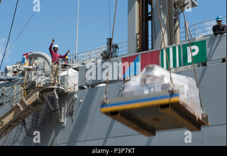 190719-N-UG 232-197 JOINT BASE Pearl Harbor - HICKAM, Hawaii (19 Juli 2016) - Merchant Marine Nick Bowling leitet das Hissen der Versorgung an Bord USNS Rainer (T-AOE7) als Teil des Pacific Rim 2016. 26 Nationen, mehr als 40 Schiffe und u-Boote, mehr als 200 Flugzeugen und 25.000 Mitarbeiter an Rimpac vom 30. Juni bis 4. August, in und um die hawaiischen Inseln und Südkalifornien. Die weltweit größte internationale maritime Übung RIMPAC bietet eine einzigartige Gelegenheit, dass Training hilft den Teilnehmern fördern und die Kooperationsbeziehungen, die Sustain criti Stockfoto