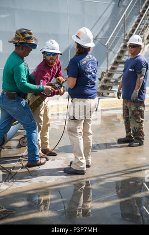 190719-N-UG 232-359 JOINT BASE Pearl Harbor - HICKAM, Hawaii (19 Juli 2016) - Merchant Marines einstellen Rigging Gang, um eine Betankung Rohr während der Pacific Rim 2016 Hebezeug an Bord USNS Rainer (T-AOE7). 26 Nationen, mehr als 40 Schiffe und u-Boote, mehr als 200 Flugzeugen und 25.000 Mitarbeiter an Rimpac vom 30. Juni bis 4. August, in und um die hawaiischen Inseln und Südkalifornien. Die weltweit größte internationale maritime Übung RIMPAC bietet eine einzigartige Gelegenheit, dass Training hilft den Teilnehmern fördern und die kooperativen Beziehungen, sind c Sustain Stockfoto